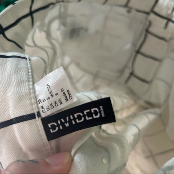 Divided White Pants with Black Grid Pattern 8 - Picture 13 of 16